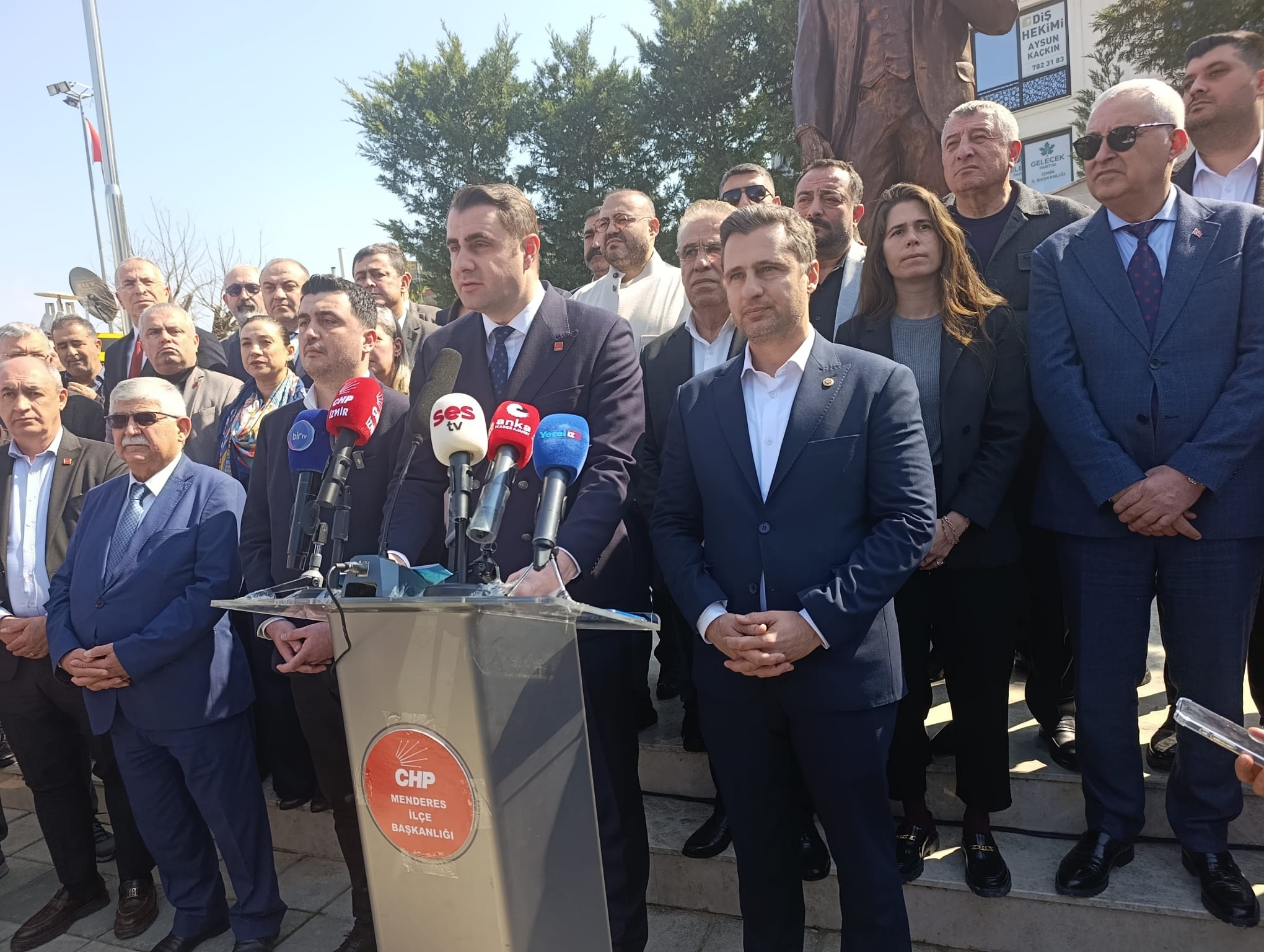 CHP İzmir’den Menderes’teki bıçaklı saldırıya sert tepki:"Korkutamazsınız, sindiremezsiniz!"