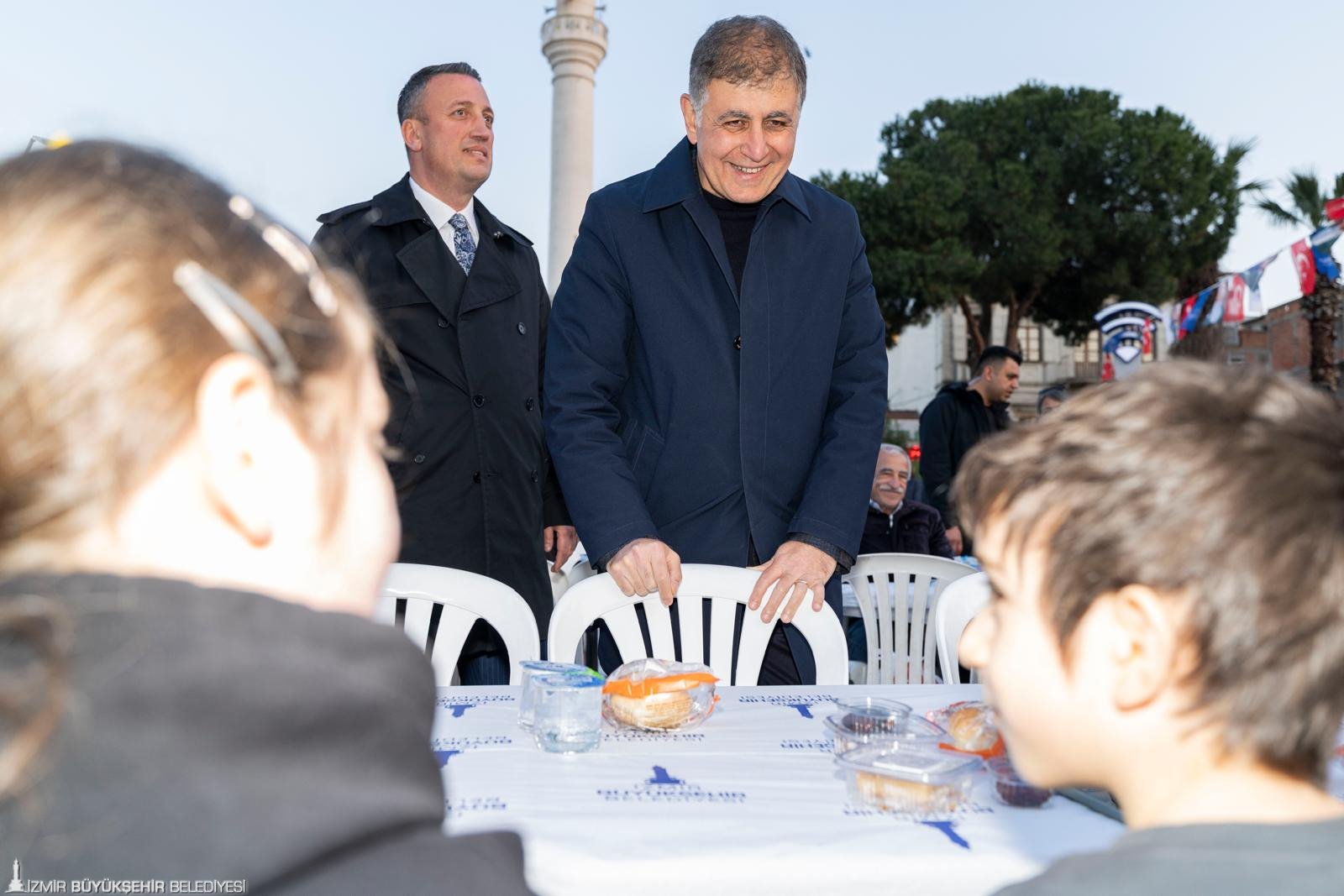 Başkan Tugay Aliağalılarla iftarda: 'Lüks otellerde değil, halkın sofrasındayız' 9 Başkan Tugay Aliağalılarla iftarda: 'Lüks otellerde değil, halkın sofrasındayız'