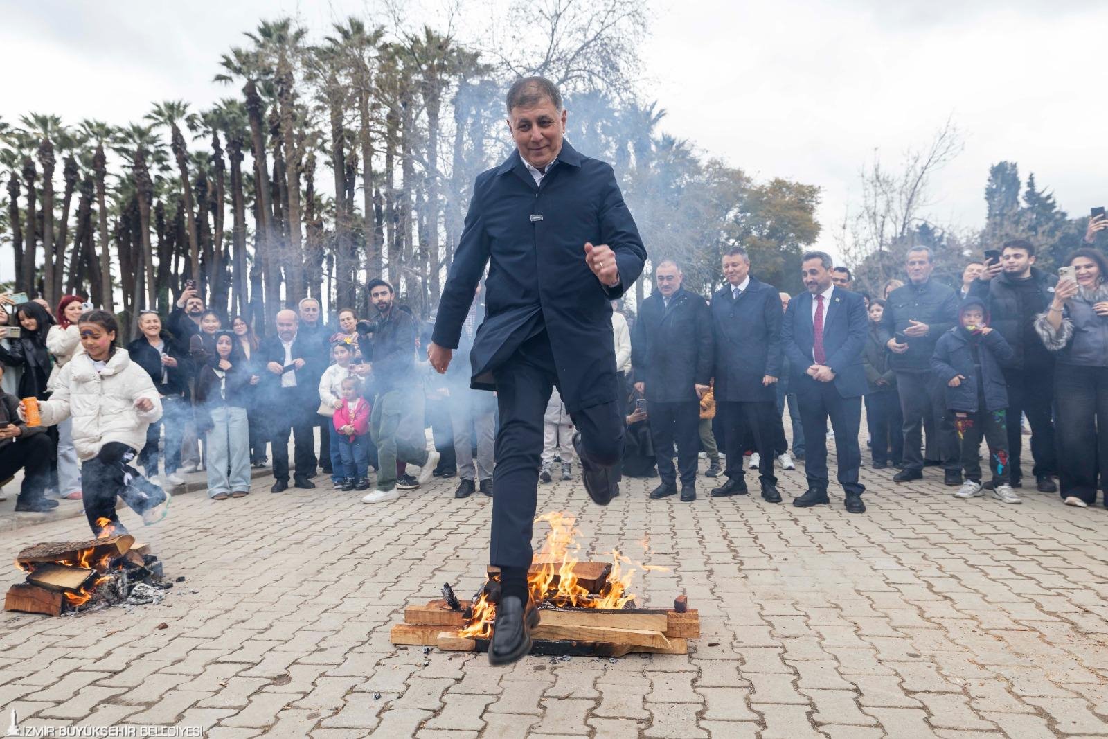 Bahar Bayramı İzmir’e çok yakıştı: Demir dövüldü, ateşten atlandı
