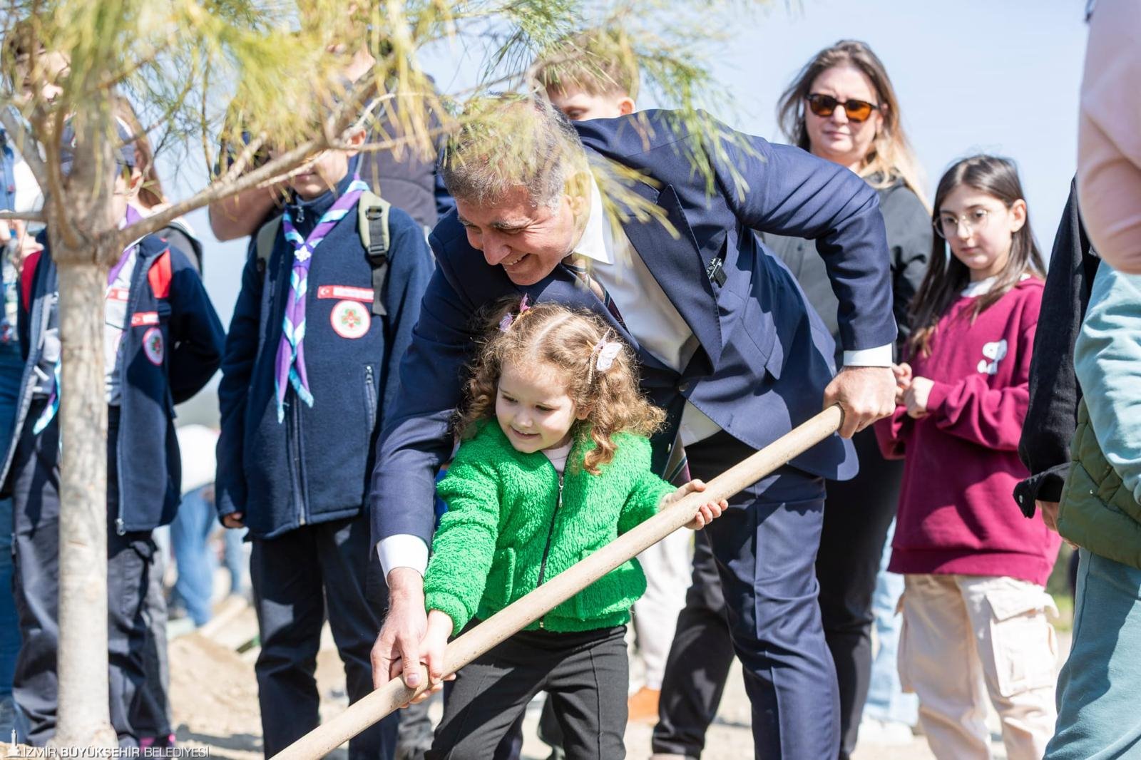Başkan Tugay çocuklara verdiği sözü tuttu, fidanlar toprakla buluştu