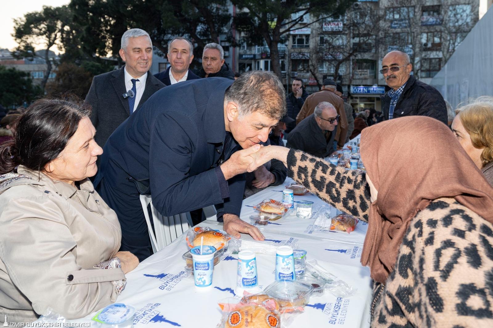 Bergama sofrasında iki doktor başkan: 14 Mart gururu ve birlik mesajı 3 Bergama sofrasında iki doktor başkan: 14 Mart gururu ve birlik mesajı