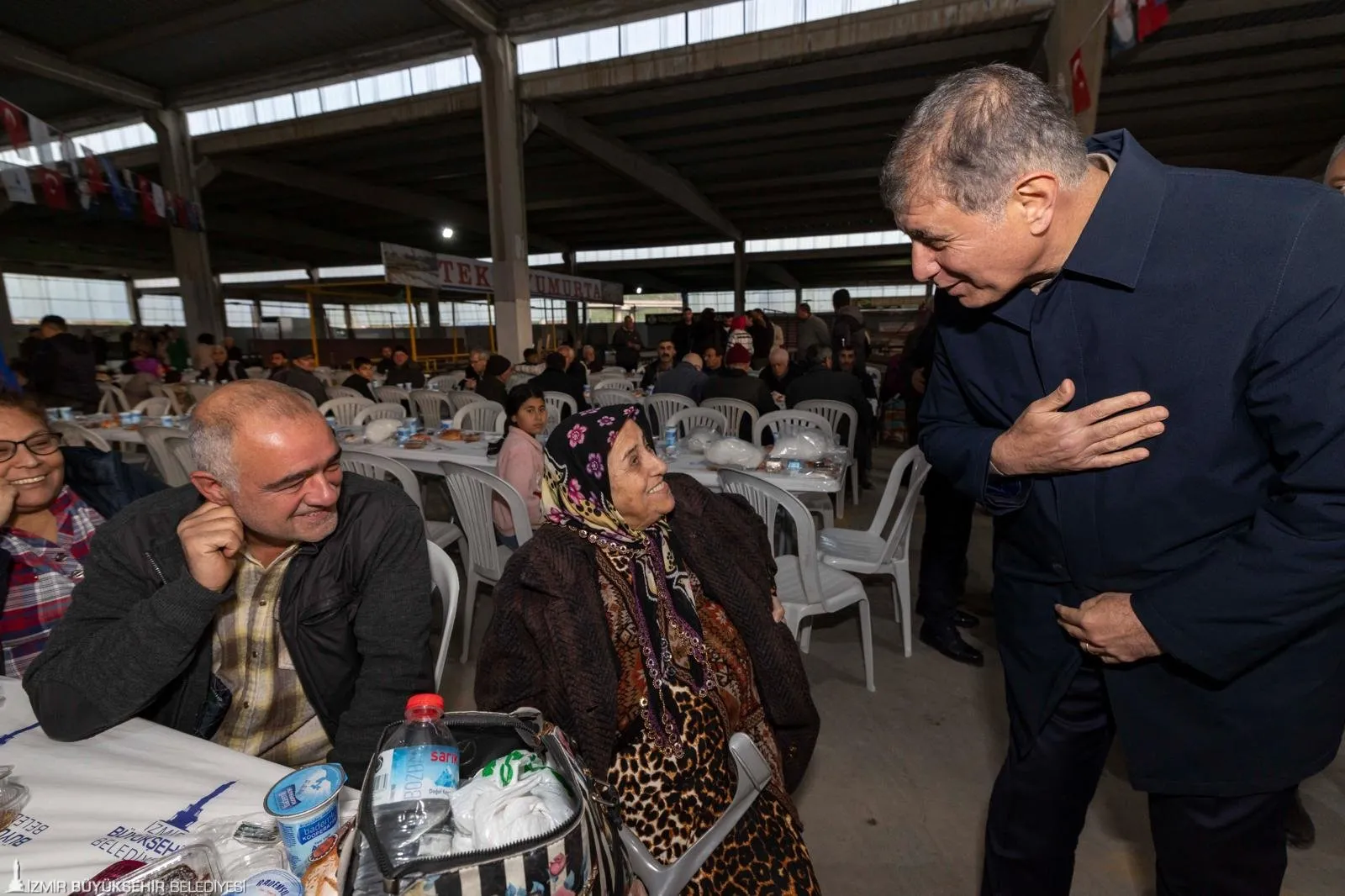 Büyükşehir’in gönül sofrası bu kez Menemen’de: “Dualarımız refah olarak dönsün” 1 Büyükşehir’in gönül sofrası bu kez Menemen’de: “Dualarımız refah olarak dönsün”