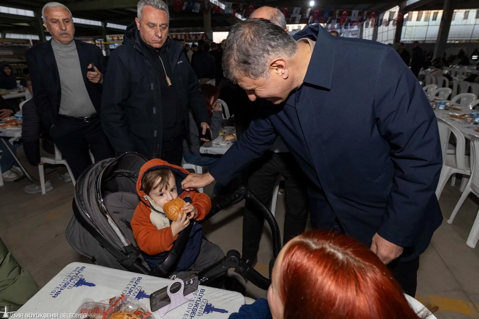 Büyükşehir’in gönül sofrası bu kez Menemen’de: “Dualarımız refah olarak dönsün” 3 Büyükşehir’in gönül sofrası bu kez Menemen’de: “Dualarımız refah olarak dönsün”