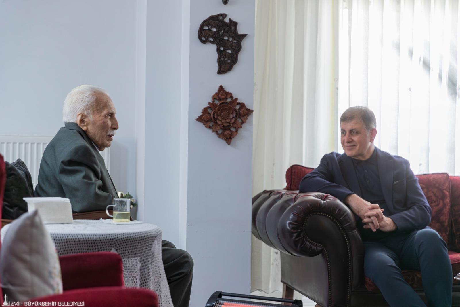 Başkan Tugay'dan hocaların hocası Prof. Veli Lök'e vefa ziyareti: 'Mücadelesi yolumuzu aydınlatıyor'