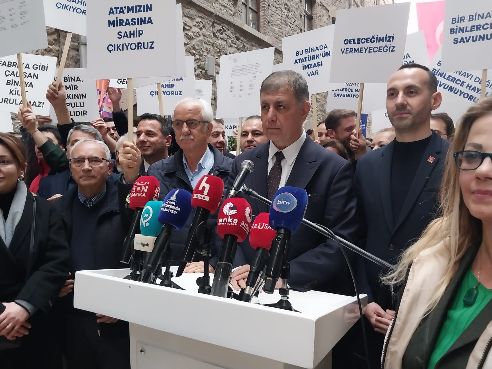 İzmir'de Mülkiyet krizi büyüyor: Vakıflar şimdi Namazgah Hamamı'nı istiyor 2 İzmir'de Mülkiyet krizi büyüyor: Vakıflar şimdi Namazgah Hamamı'nı istiyor