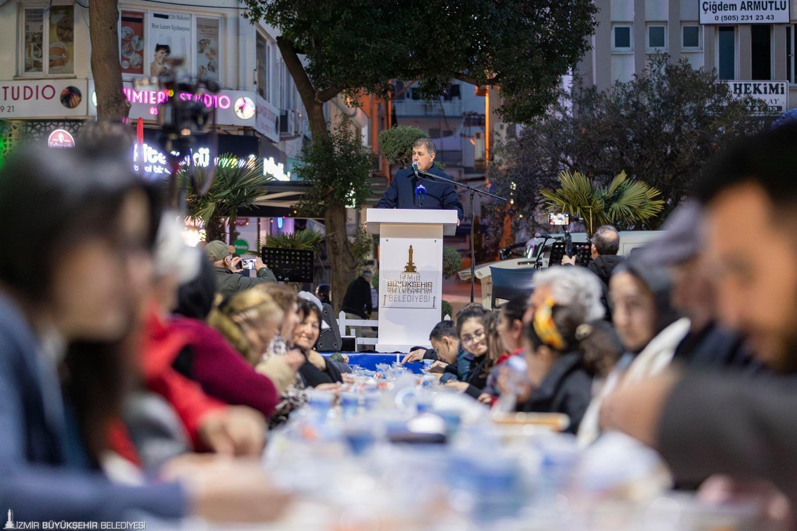 Başkan Tugay Aliağalılarla iftarda: 'Lüks otellerde değil, halkın sofrasındayız' 3 Başkan Tugay Aliağalılarla iftarda: 'Lüks otellerde değil, halkın sofrasındayız'