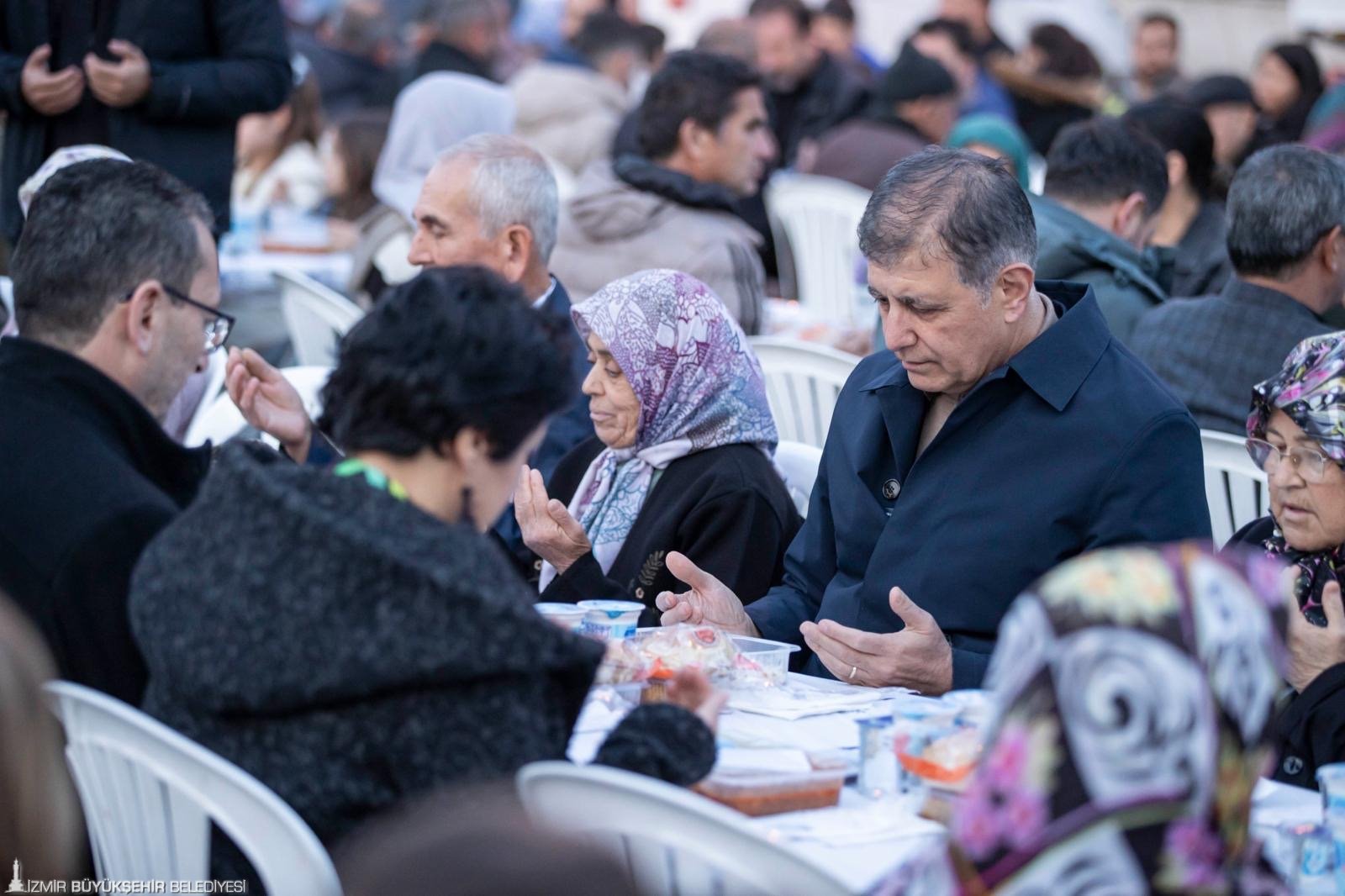 Büyükşehirden Beydağ'da 'Gönül Sofrası': 'Zorlukları omuz omuza aşacağız'