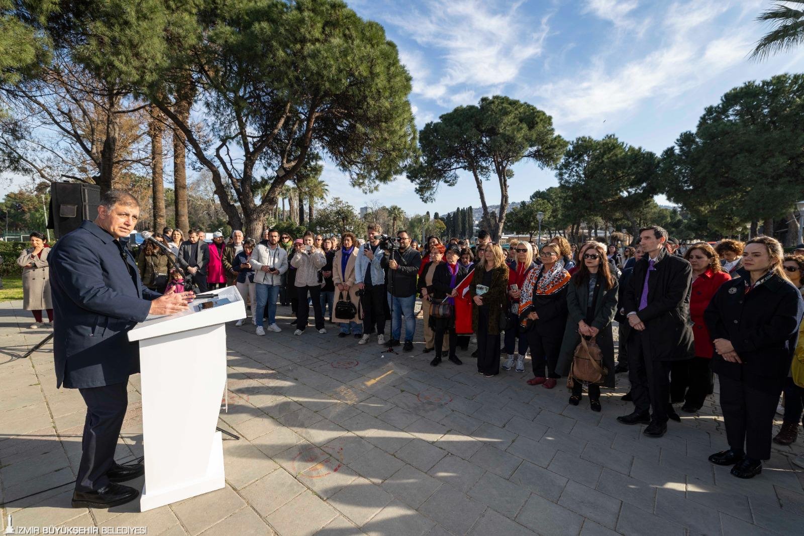 Fırçalar 'eşitlik' ve 'yaşam hakkı' için dile geldi: İzmir'de kadına şiddete karşı 'Kırmızı Alarm'
