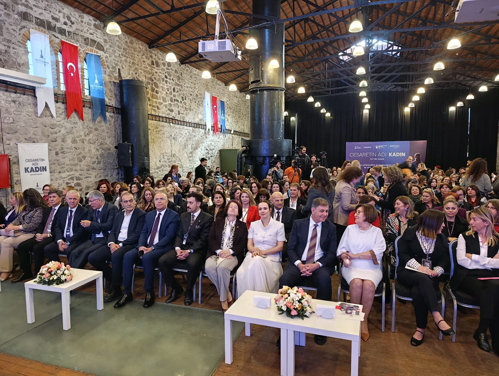 “Bir toplum kadınlarının hayalleriyle şekillenir”: İzmir’in güçlü kadınları "Cesaret" için birleşti! 1 “Bir toplum kadınlarının hayalleriyle şekillenir”: İzmir’in güçlü kadınları "Cesaret" için birleşti!