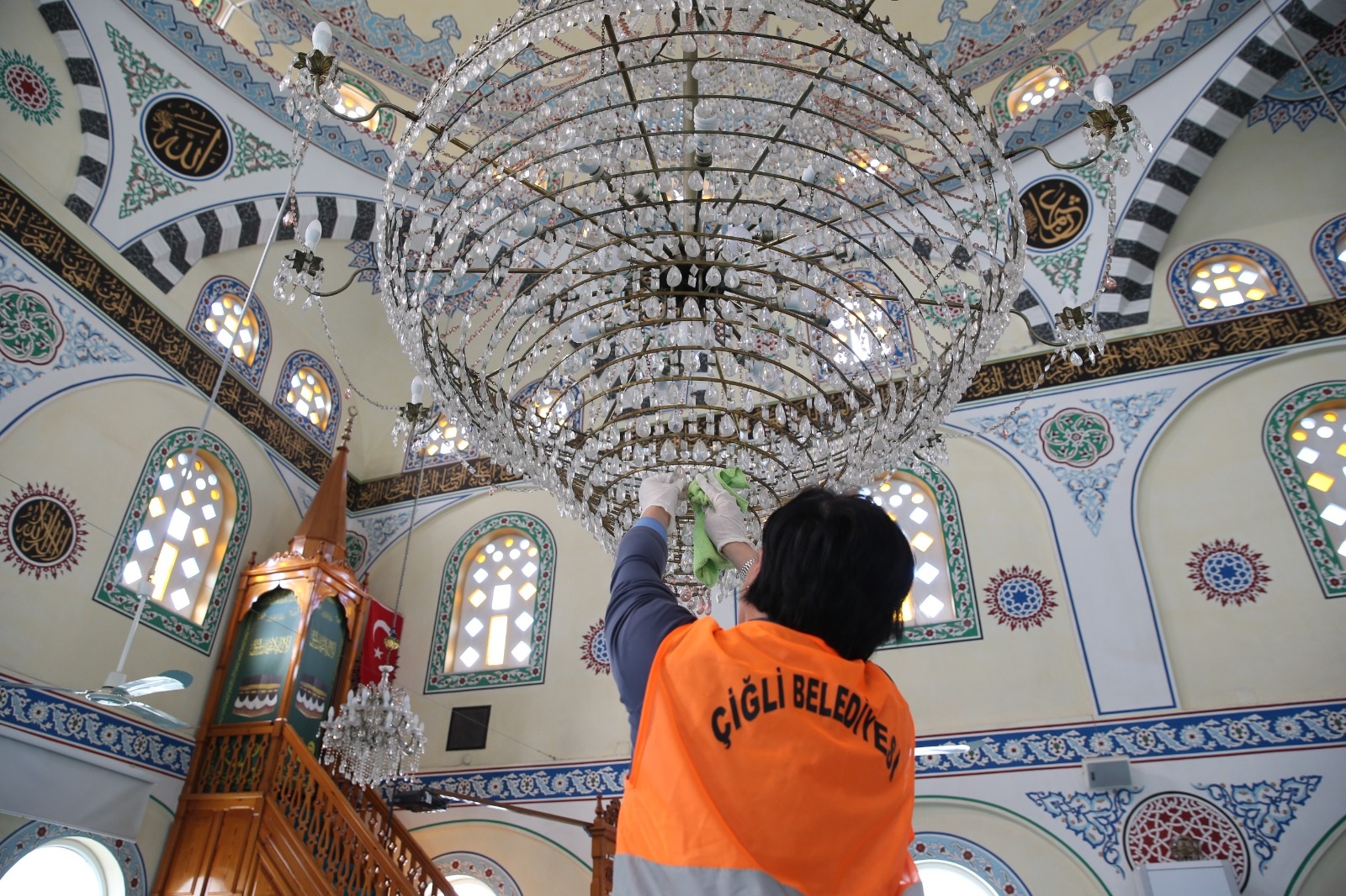 Çiğli’de bayram seferberliği: Camiler pırıl pırıl, mezarlıklar ziyarete hazır!