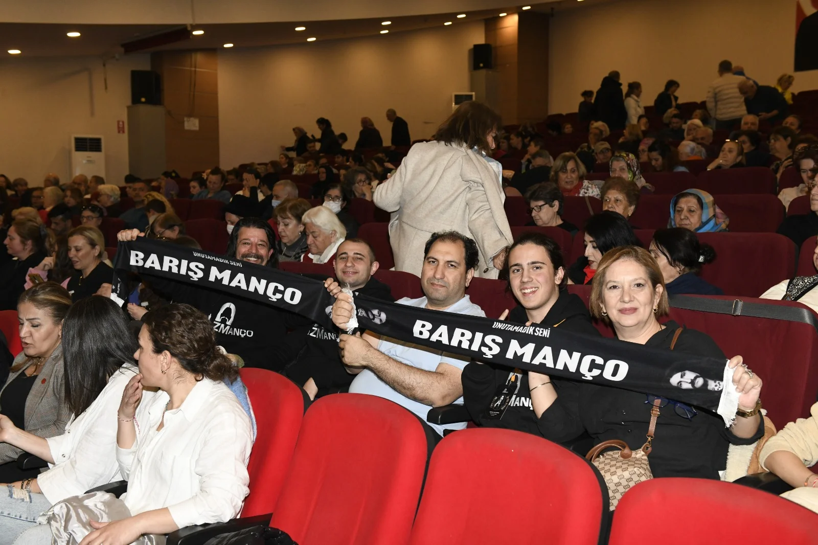 Çiğli’de Anadolu Rock rüzgarı: Barış Manço ve Cem Karaca şarkılarıyla anıldı 2 Çiğli’de Anadolu Rock rüzgarı: Barış Manço ve Cem Karaca şarkılarıyla anıldı