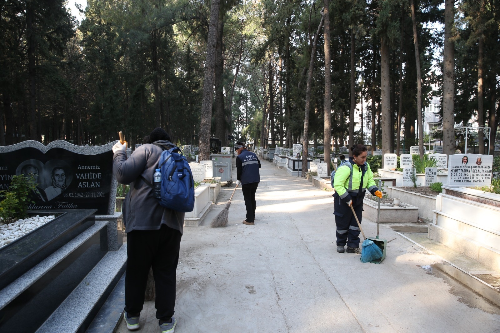 Çiğli’de bayram seferberliği: Camiler pırıl pırıl, mezarlıklar ziyarete hazır!
