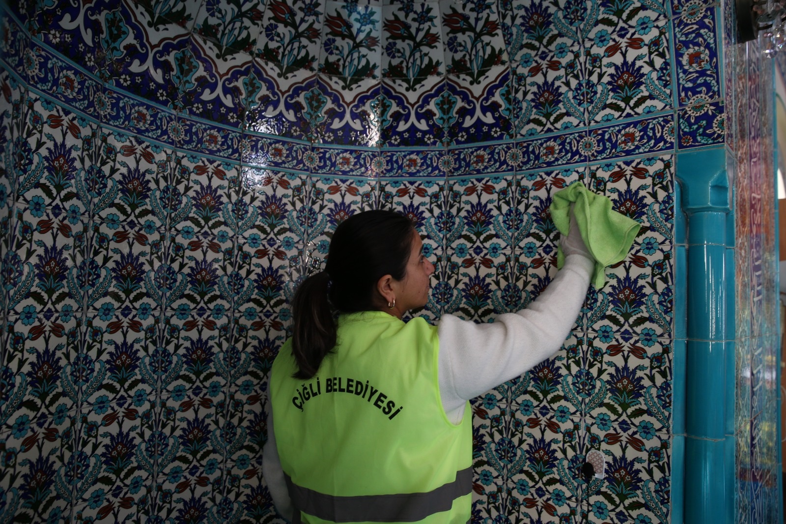 Çiğli’de bayram seferberliği: Camiler pırıl pırıl, mezarlıklar ziyarete hazır!