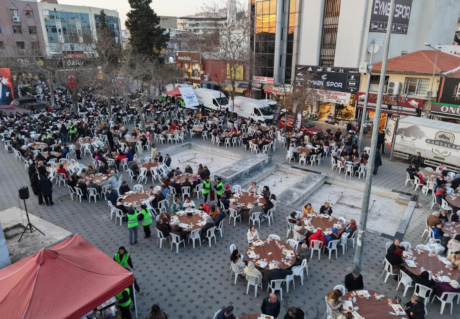 Başkan Yıldız binlerle iftarda: Emekliler Lokali müjdesi verdi