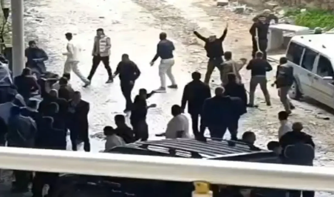 Altınözü ilçesinde çocuklar arasındaki tartışma aile kavgasına dönüştü. Silahların konuştuğu