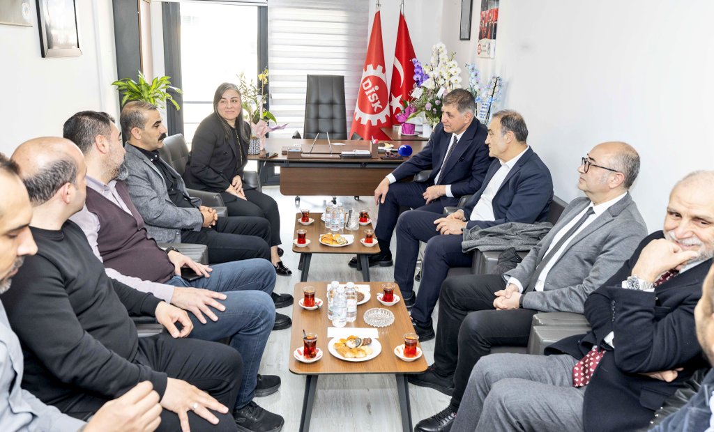 Tugay'dan DİSK'e tebrik ziyareti: 'Karşıyaka için çok önerim oldu ama...' 3 Tugay'dan DİSK'e tebrik ziyareti: 'Karşıyaka için çok önerim oldu ama...'