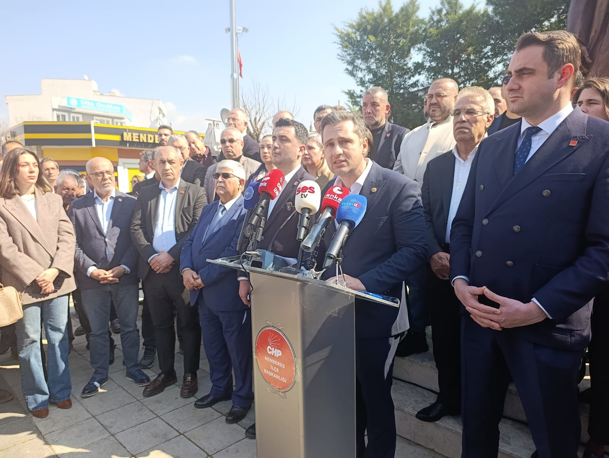 CHP İzmir’den Menderes’teki bıçaklı saldırıya sert tepki:"Korkutamazsınız, sindiremezsiniz!"