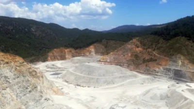 İzmir’in Dikili ilçesinde bulunan ve çevreciler tarafından "zehir madeni" olarak