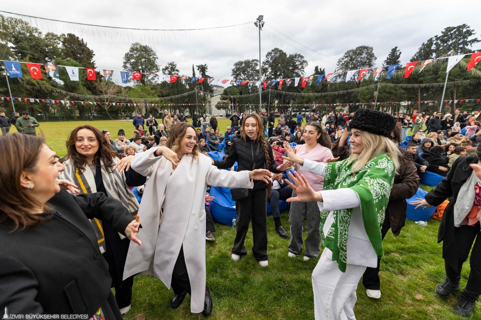 Bahar Bayramı İzmir’e çok yakıştı: Demir dövüldü, ateşten atlandı