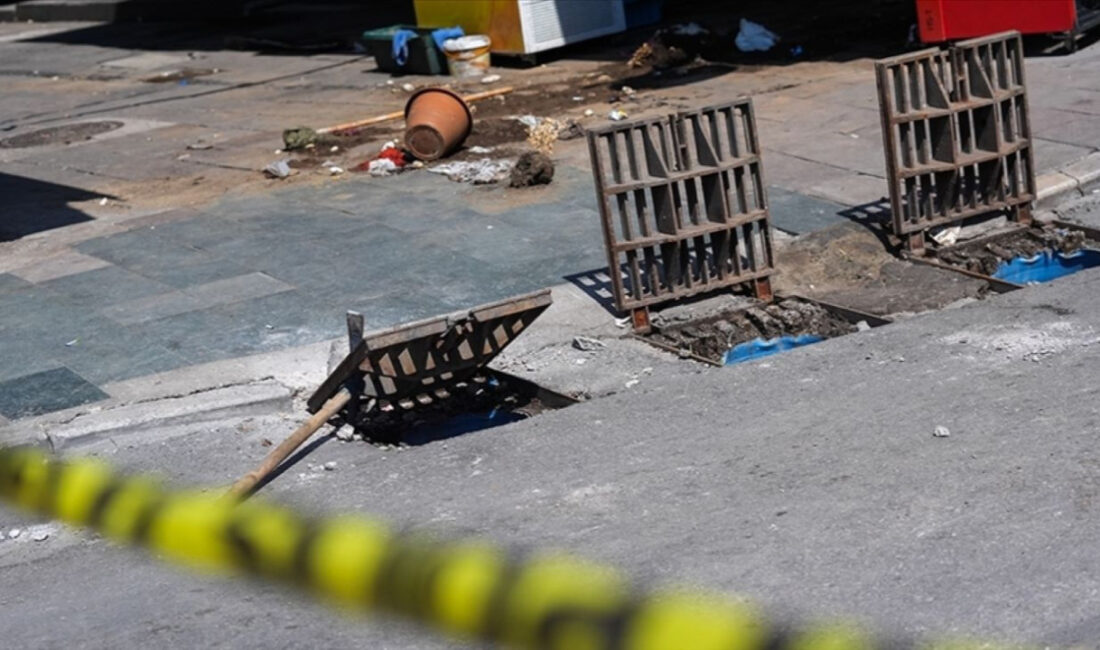 İzmir’in Konak ilçesinde sağanak yağış sırasında Özge Ceren Deniz ve