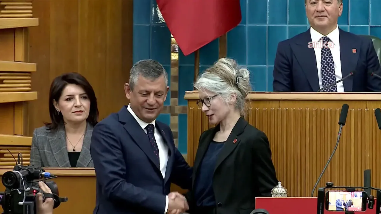 CHP’nin bugünkü grup toplantısında sürpriz bir katılım gerçekleşti. Bir dönem