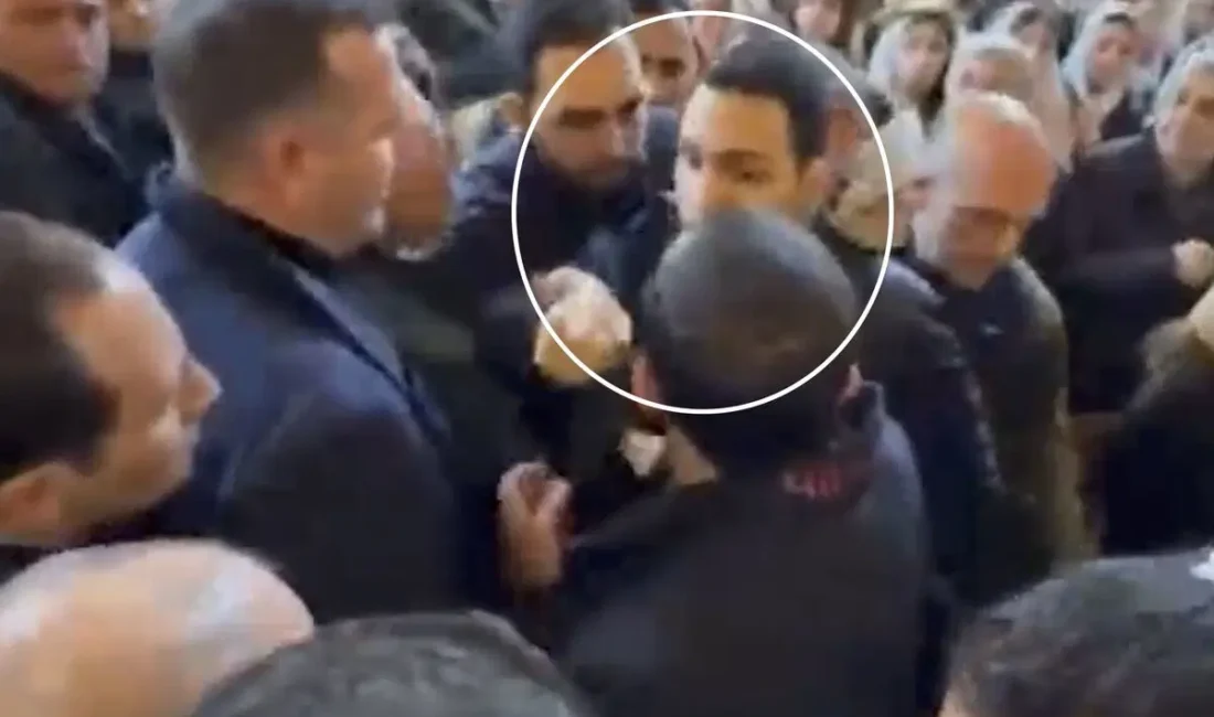 Ermenistan Başbakanı Nikol Paşinyan’ın Aziz Anna Kilisesi’ndeki ayin çıkışında bir