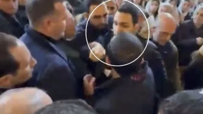 Ermenistan Başbakanı Nikol Paşinyan’ın Aziz Anna Kilisesi’ndeki ayin çıkışında bir