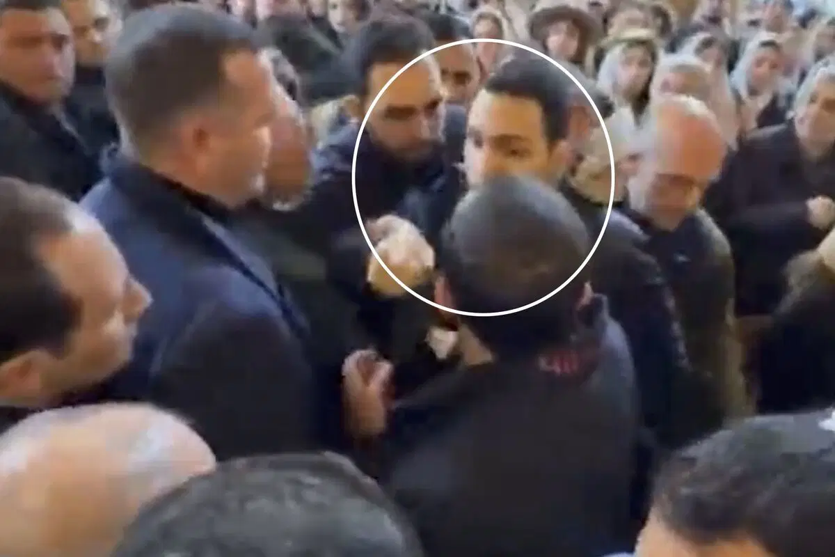 Ermenistan Başbakanı Nikol Paşinyan’ın Aziz Anna Kilisesi’ndeki ayin çıkışında bir