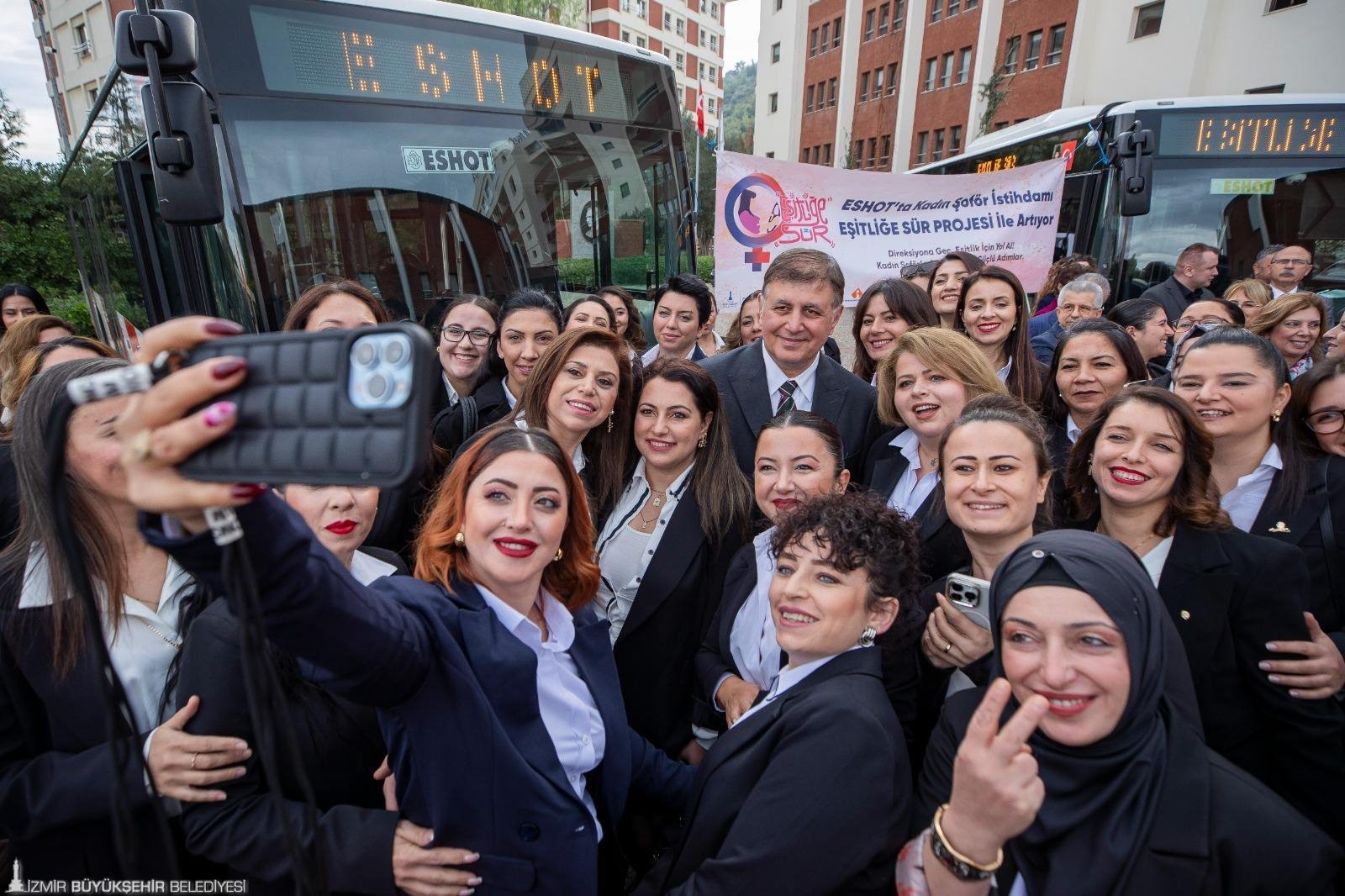İzmir'de büyükşehirden 'ekonomik krize' karşın 2 yılda 42,5 milyar liralık yatırım 24 İzmir'de büyükşehirden 'ekonomik krize' karşın 2 yılda 42,5 milyar liralık yatırım