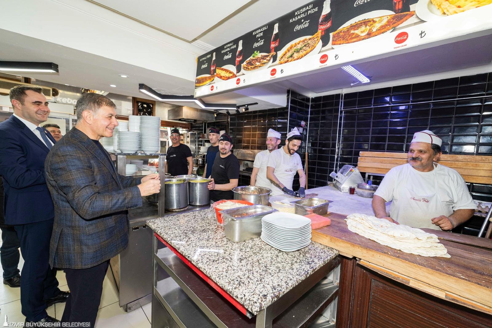 Başkan Tugay Aliağalılarla iftarda: 'Lüks otellerde değil, halkın sofrasındayız' 4 Başkan Tugay Aliağalılarla iftarda: 'Lüks otellerde değil, halkın sofrasındayız'