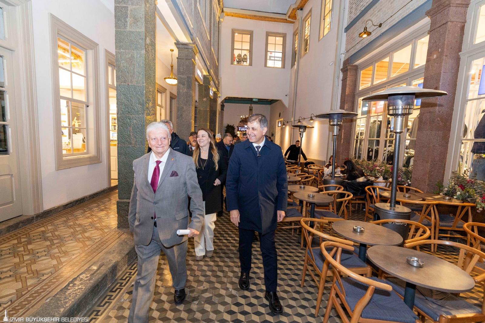 Başkan Tugay Kemeraltı'nda iftar açtı: 'Birbirimizin iyiliğini istediğimizde herşey daha güzel olacak'