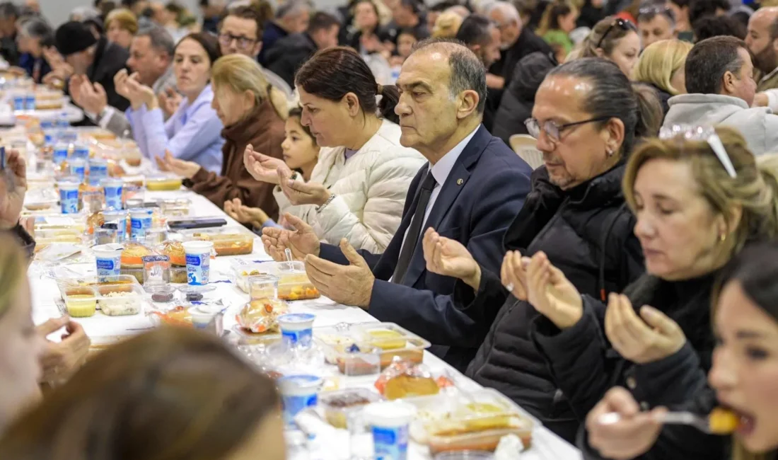 İzmir Büyükşehir Belediyesi iftar sofrasını bu kez Foça’da kurdu. Programa