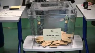 Fransa'da milyonlarca seçmenin sandık başına gittiği yerel seçimlerin ilk turu