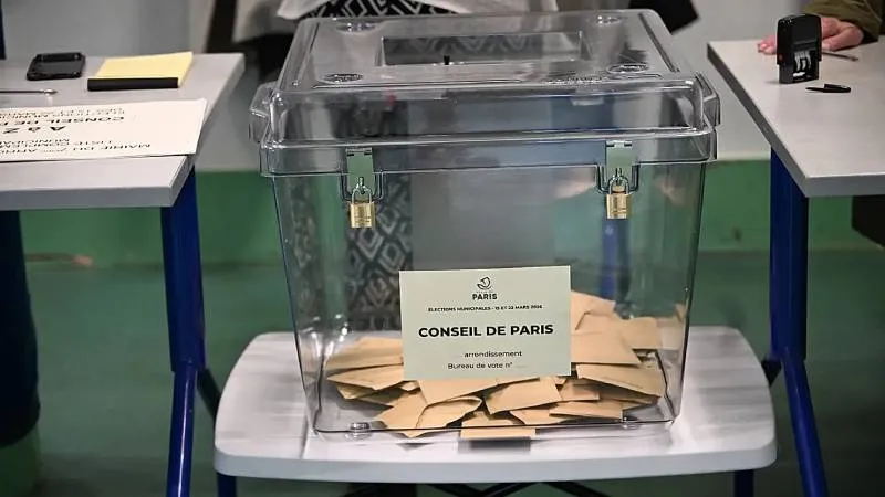 Fransa'da milyonlarca seçmenin sandık başına gittiği yerel seçimlerin ilk turu