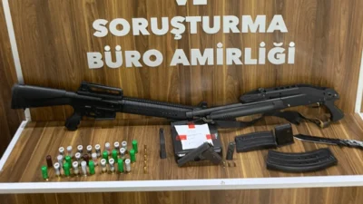 İzmir'in Gaziemir ilçesinde, bir vatandaşı darbederek zorla sözleşme ve çek