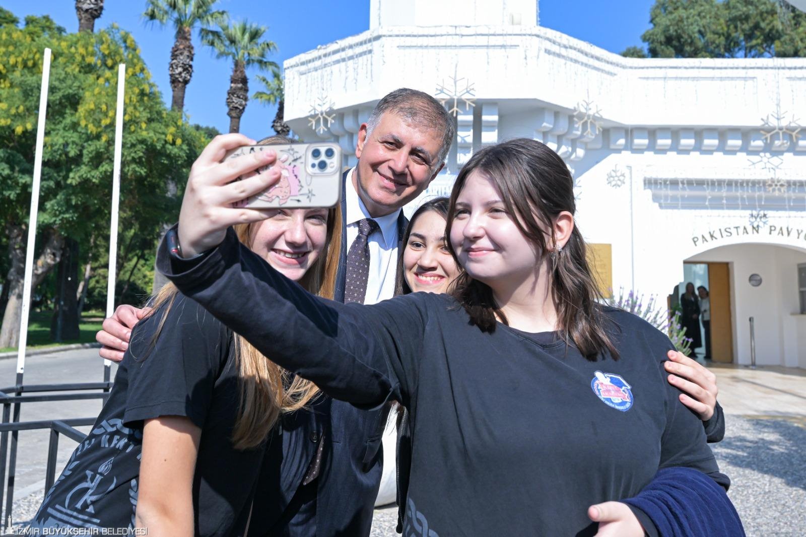 İzmir’de gençler için sadece "hizmet alan" değil, "kenti yöneten" bir