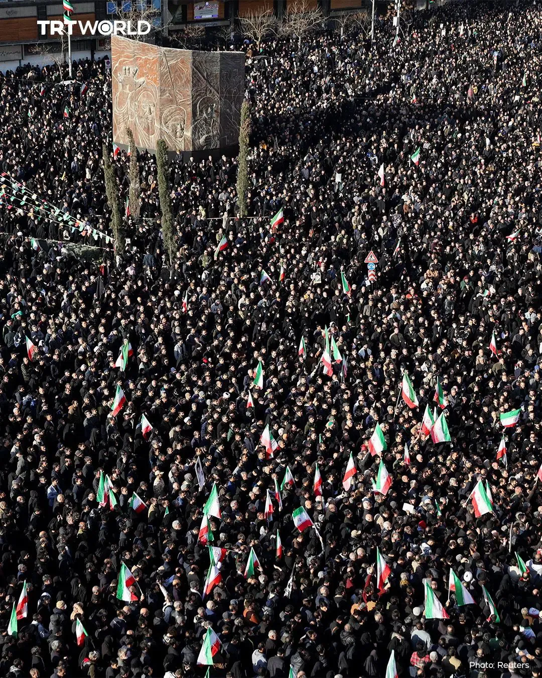 İran’da siyah bayraklar çekildi: Hamaney’in ölümü sonrası meydanlar doldu