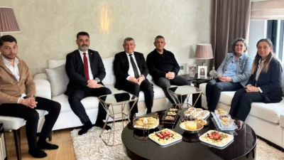 CHP lideri Özgür Özel, Güzelbahçe Belediye Başkanı Günay'a taziyede bulundu;