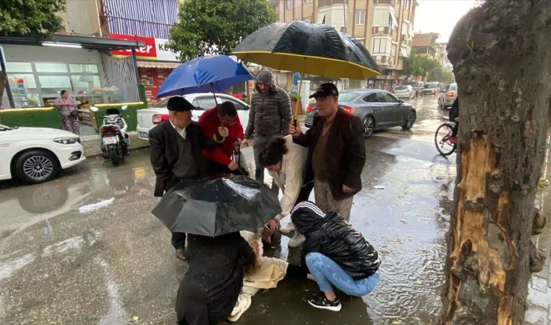 Yağmurda kaza yapan kadın sürücü için vatandaşlar seferber oldu. Ambulans