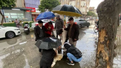 Yağmurda kaza yapan kadın sürücü için vatandaşlar seferber oldu. Ambulans