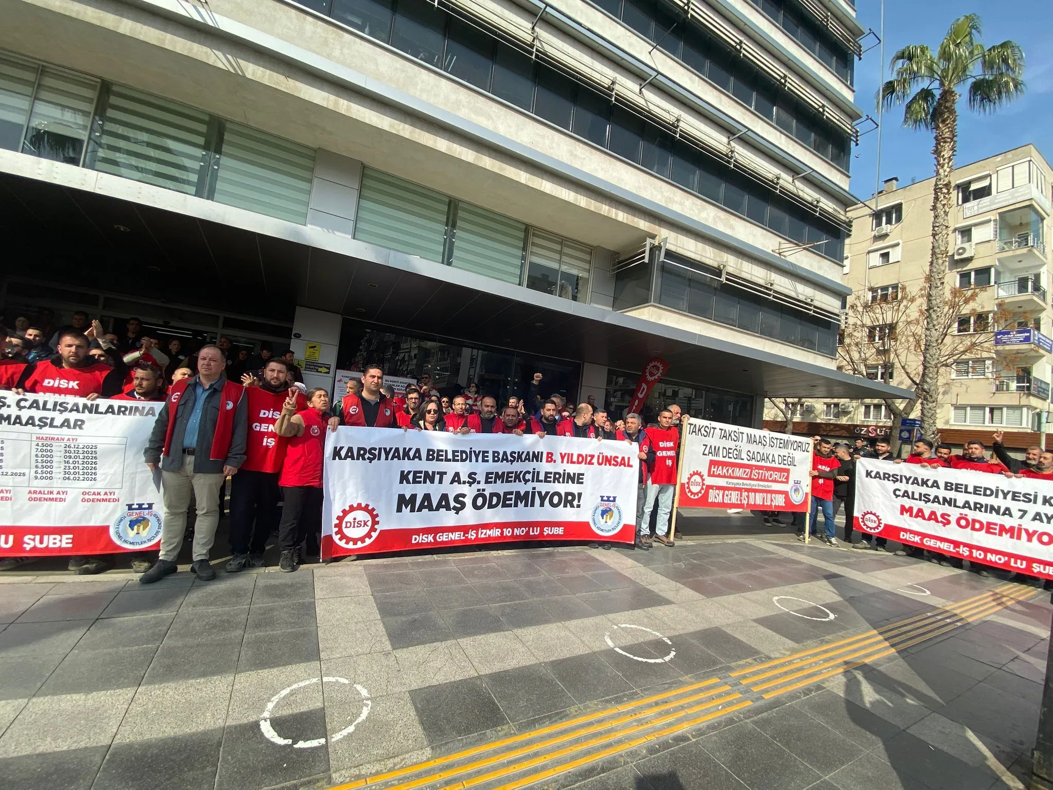 Ünsal randevuyu dün iptal etti: İşçiler belediye önünde tepki gösterdi 1 Ünsal randevuyu dün iptal etti: İşçiler belediye önünde tepki gösterdi