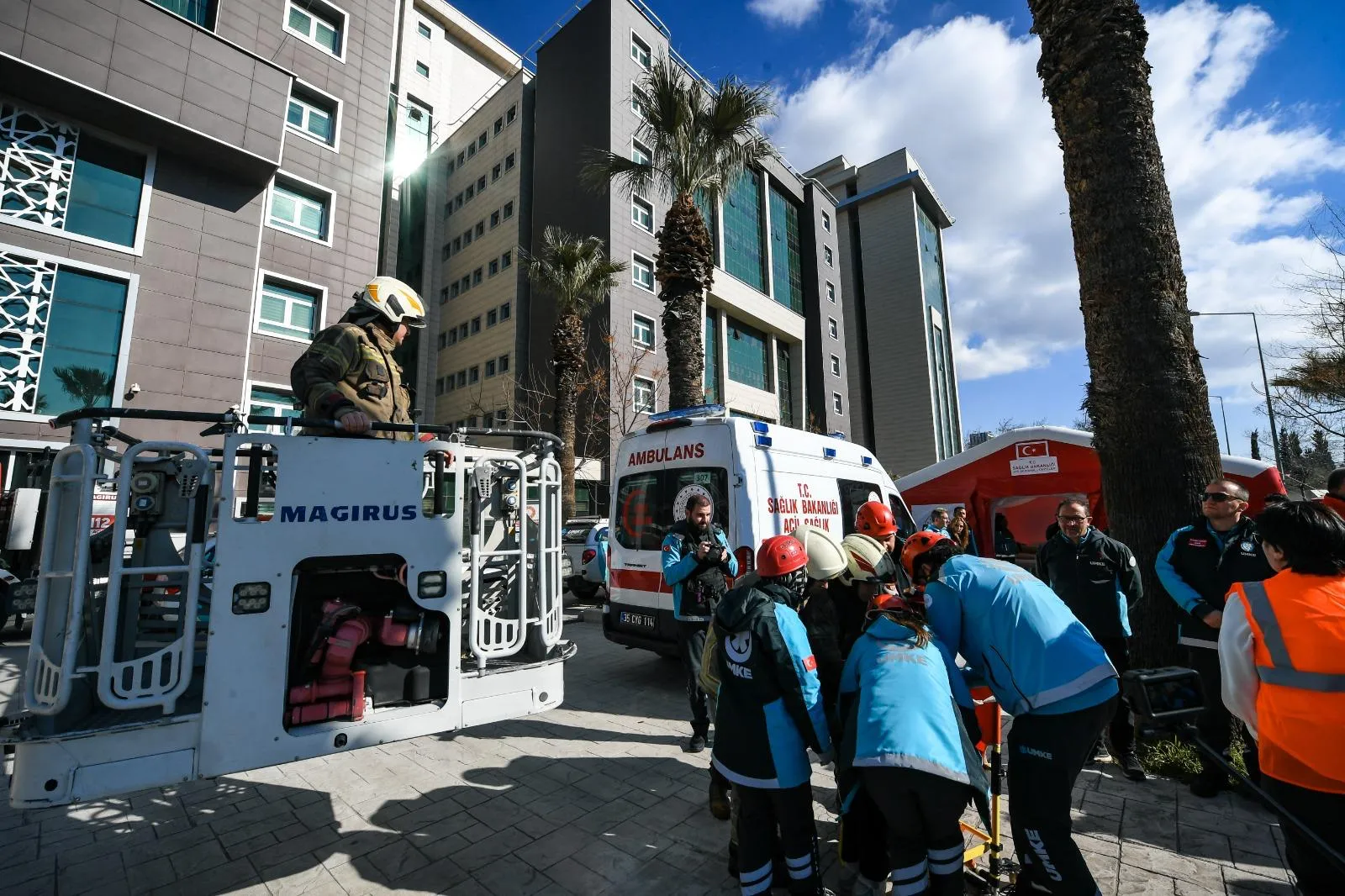 İzmir’de "Binayı Boşalt" koduyla dev tatbikat! Adliye çevresinde kuş uçurtulmadı 2 İzmir’de "Binayı Boşalt" koduyla dev tatbikat! Adliye çevresinde kuş uçurtulmadı