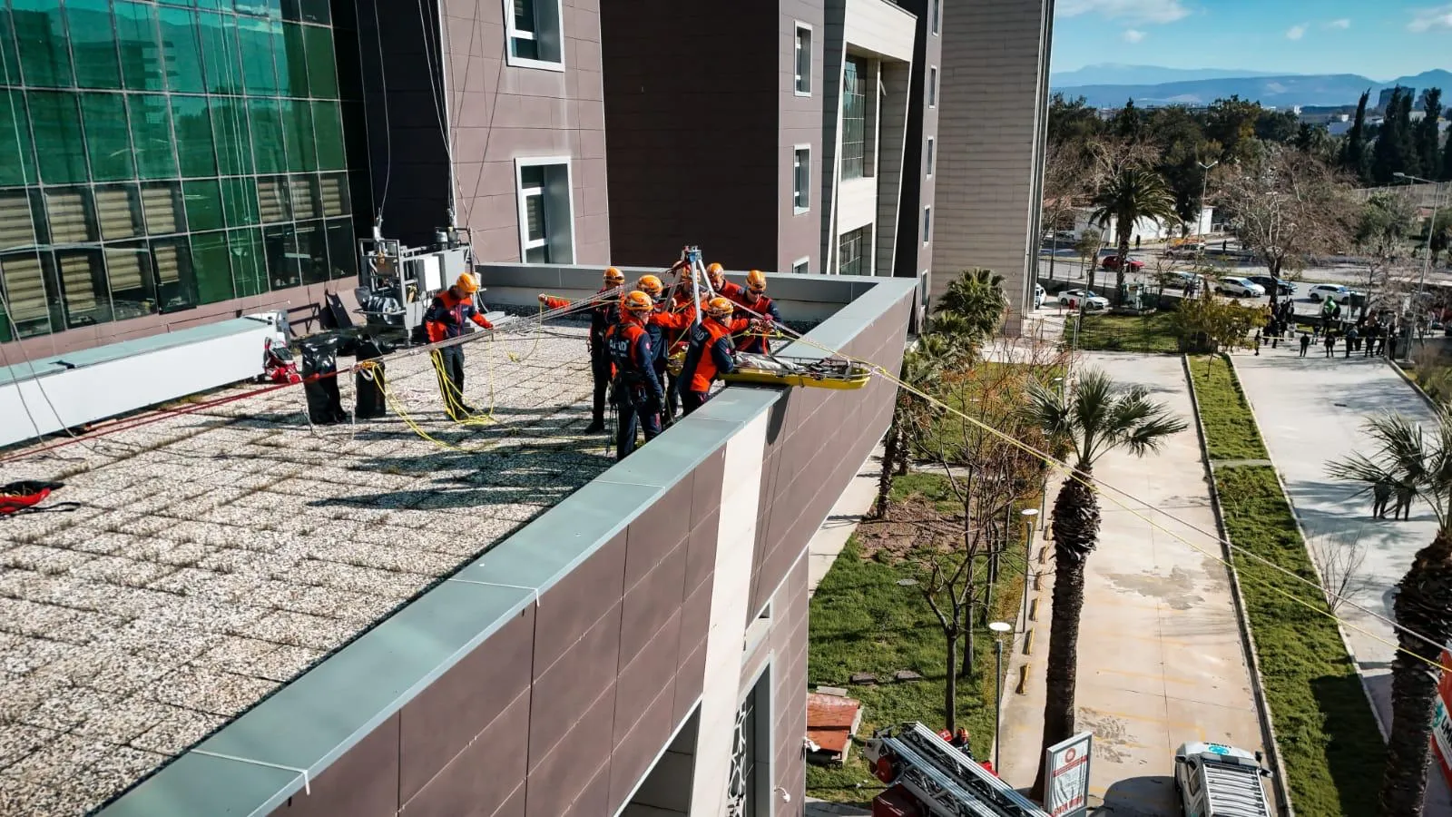 İzmir’de "Binayı Boşalt" koduyla dev tatbikat! Adliye çevresinde kuş uçurtulmadı 4 İzmir’de "Binayı Boşalt" koduyla dev tatbikat! Adliye çevresinde kuş uçurtulmadı