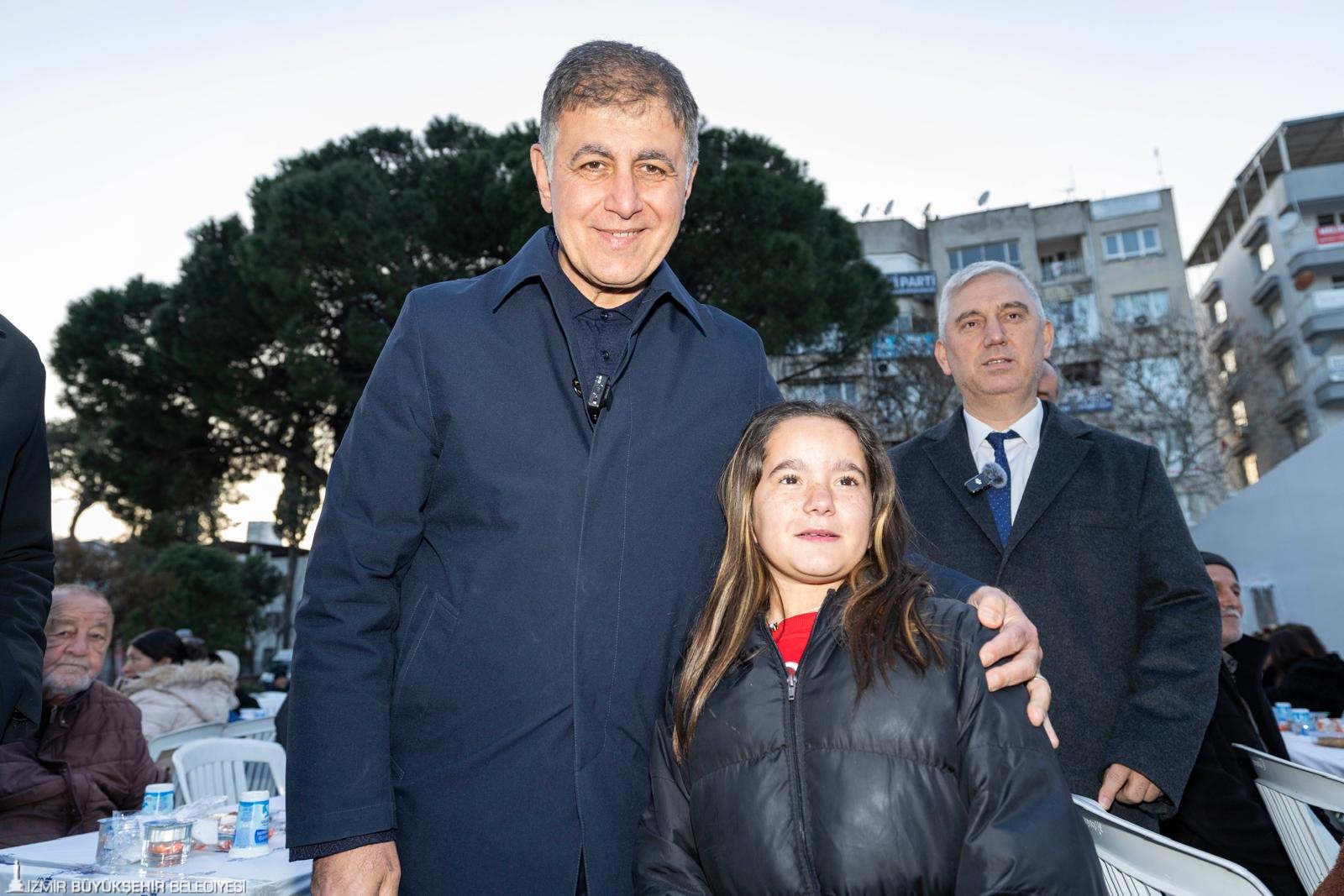 Bergama sofrasında iki doktor başkan: 14 Mart gururu ve birlik mesajı 4 Bergama sofrasında iki doktor başkan: 14 Mart gururu ve birlik mesajı