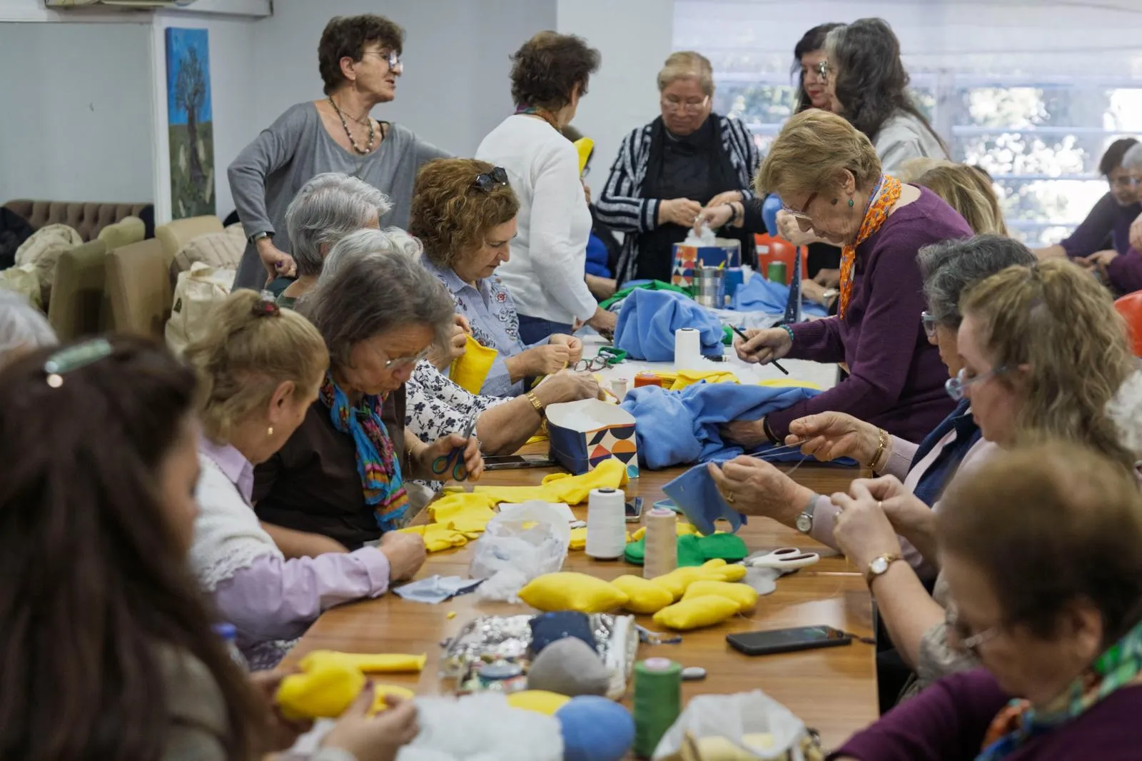 Eller ördü, kalpler ısındı: İzmir'in çınarlarından bebeklere bayram hediyesi!