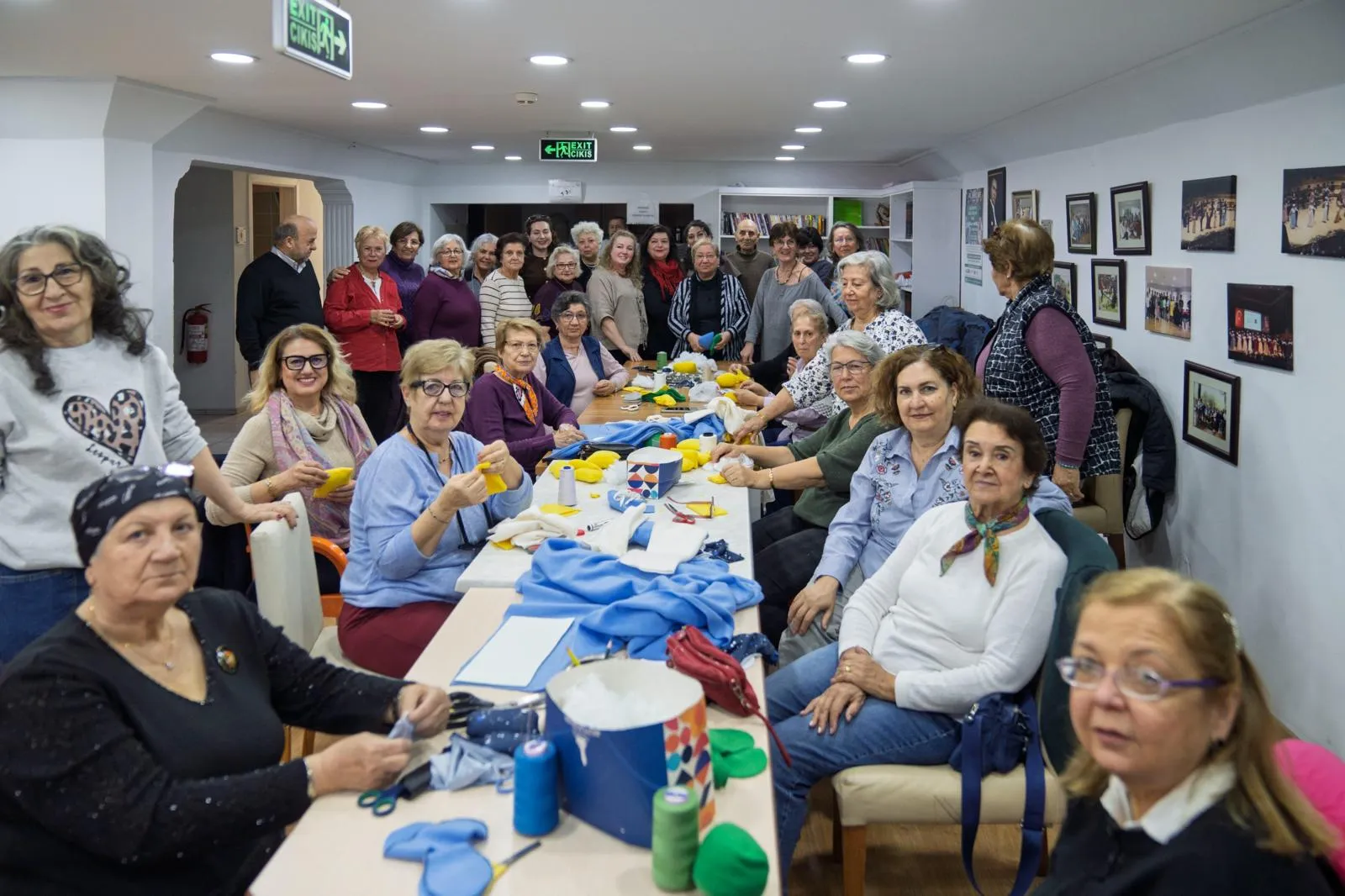 Eller ördü, kalpler ısındı: İzmir'in çınarlarından bebeklere bayram hediyesi!