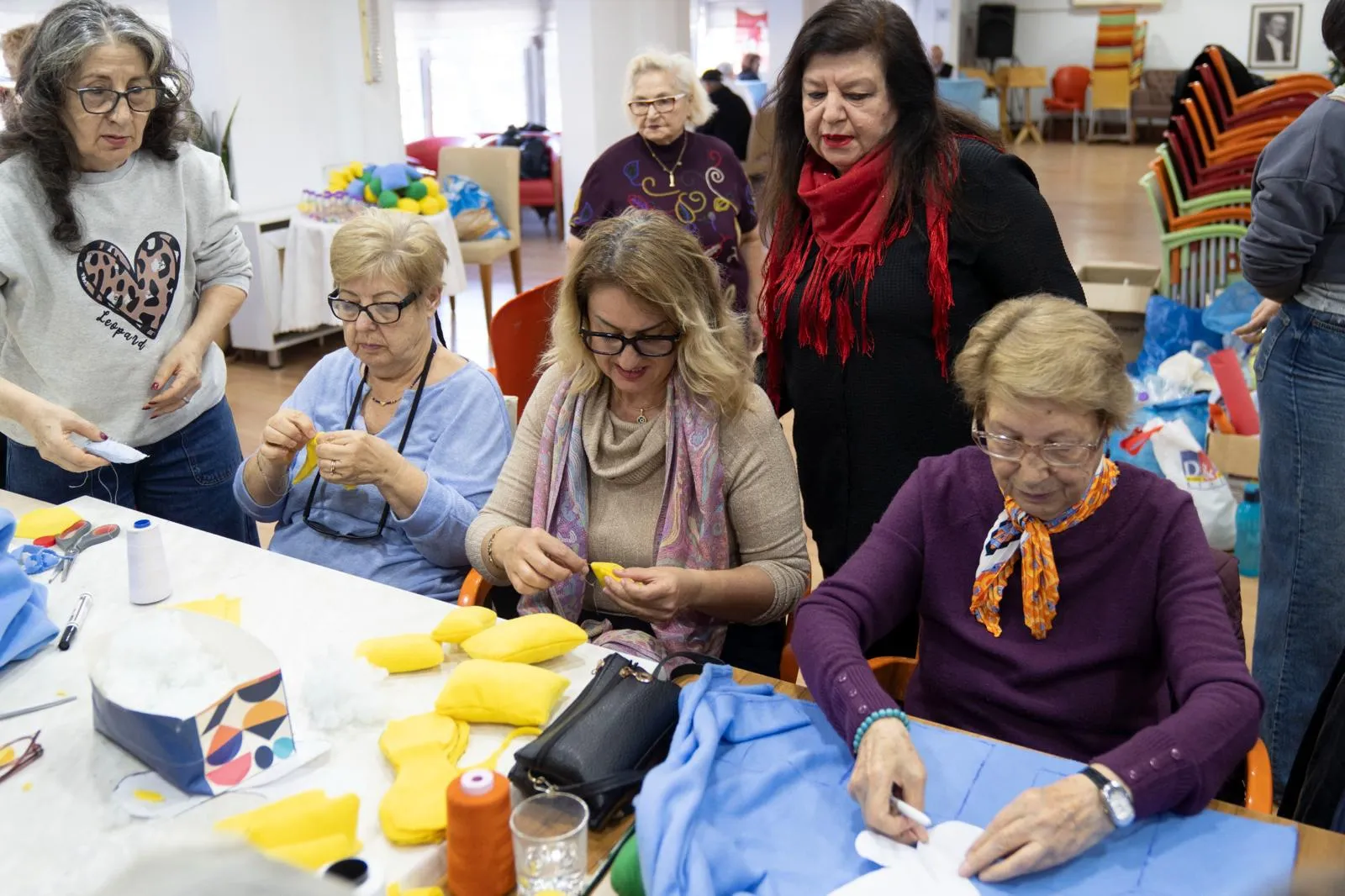 Eller ördü, kalpler ısındı: İzmir'in çınarlarından bebeklere bayram hediyesi!