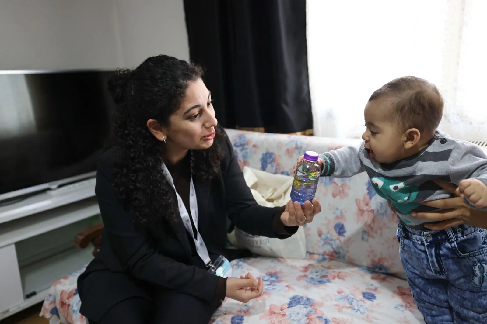Eller ördü, kalpler ısındı: İzmir'in çınarlarından bebeklere bayram hediyesi!