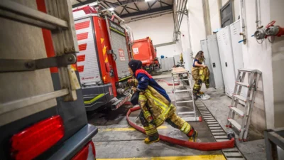 Ateş savaşçıları sofralarını imece usulü kurarken, bir ihbar geldiğinde ise