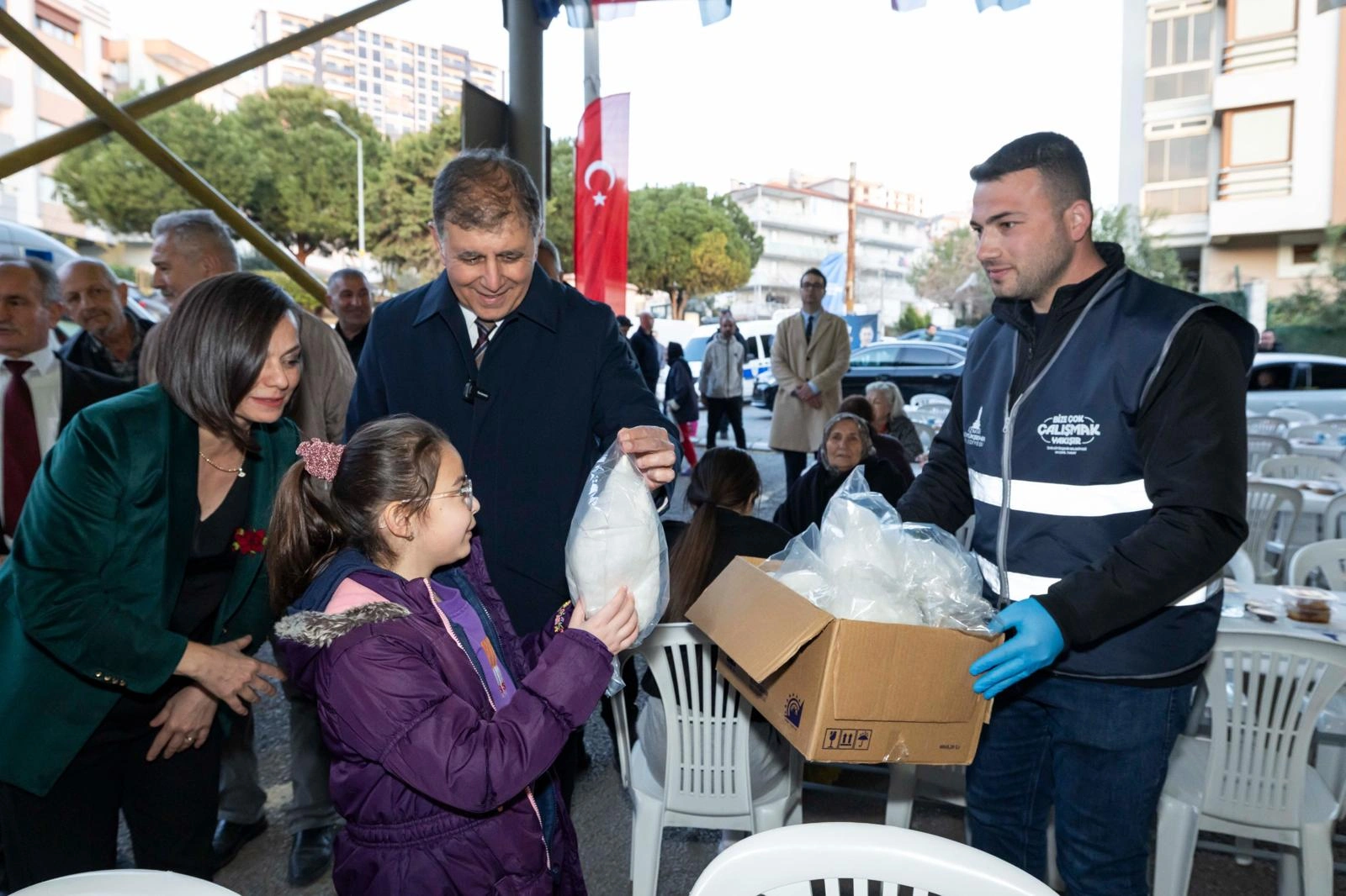 Tugay'dan Kadir Gecesi birlik ve beraberlik vurgusu: “Ayrışmadıkça başa çıkamayacağımız hiçbir şey yok” 2 Tugay'dan Kadir Gecesi birlik ve beraberlik vurgusu: “Ayrışmadıkça başa çıkamayacağımız hiçbir şey yok”